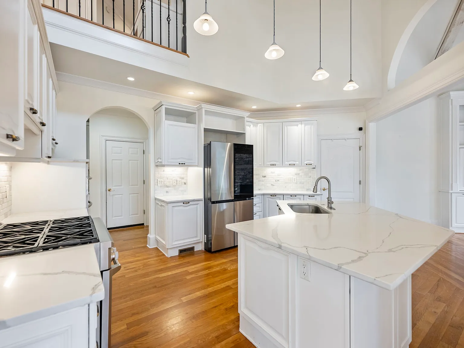 5 bed, 5.5 bath, 5811 sqft, $8,000 — Photo 3