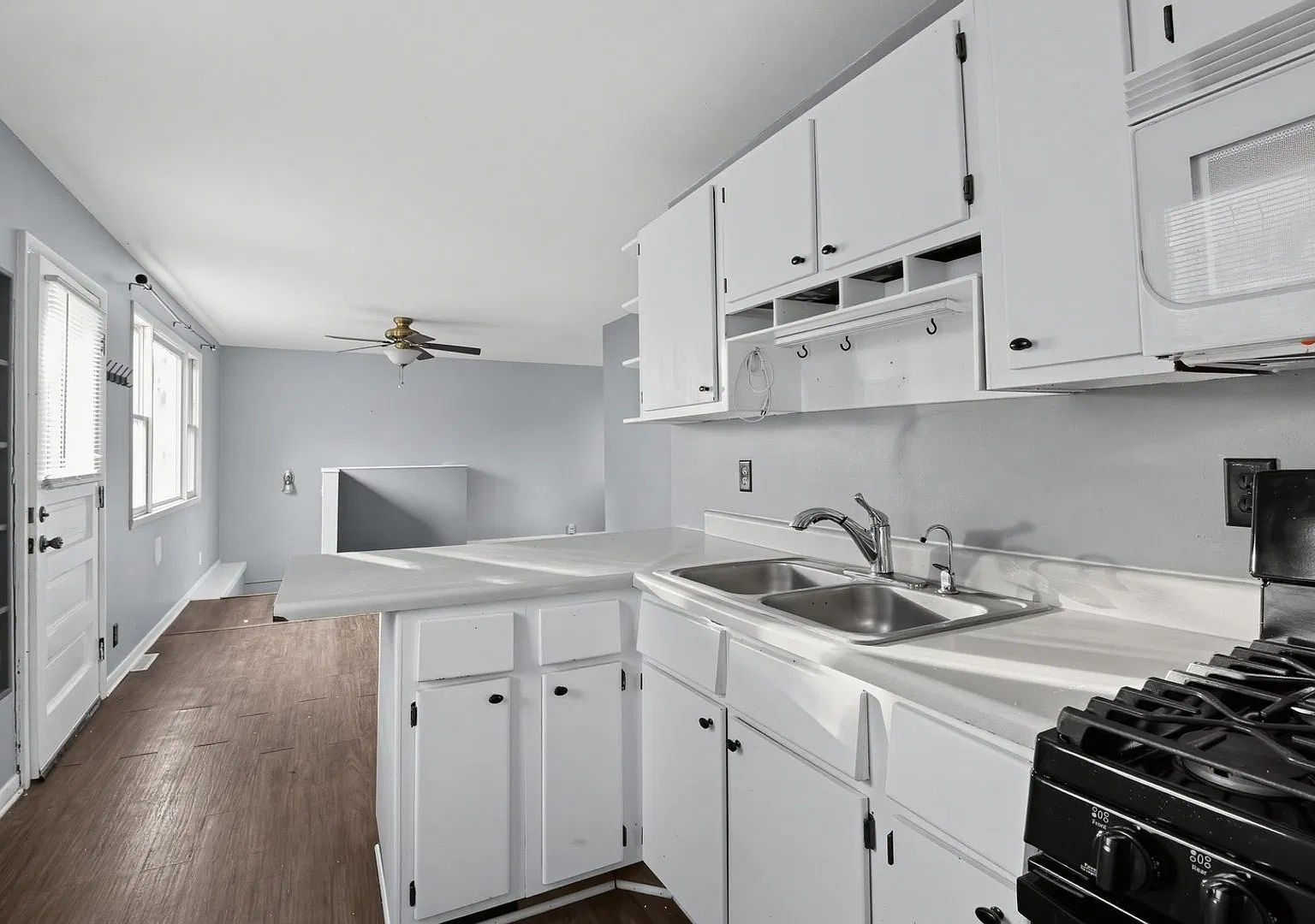 Charming 2BR House in Crystal Lake — Photo 4