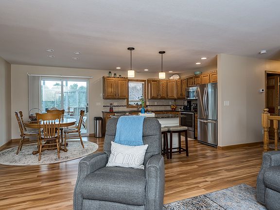4th image of 605 Miller Ln