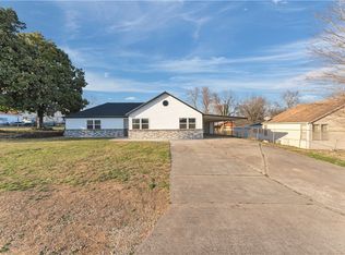 402 Phillips Ave, Huntsville, AR 72740