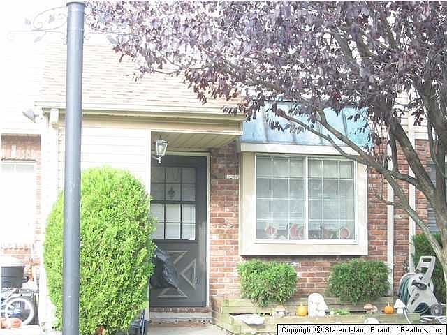 1st image of 20 E Franklin Ln