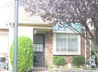 20 E Franklin Ln, Staten Island, NY 10306