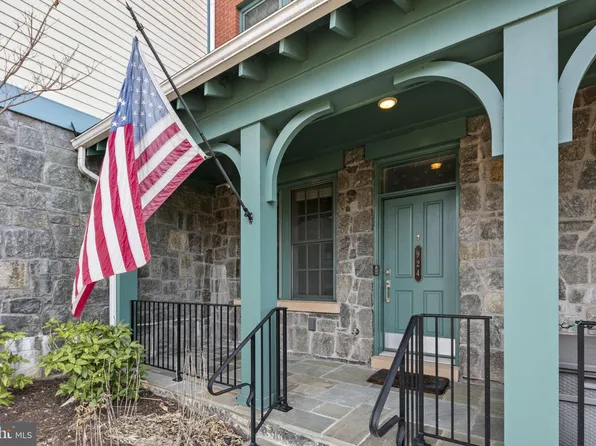 924 Slaters Ln, Alexandria, VA 22314
