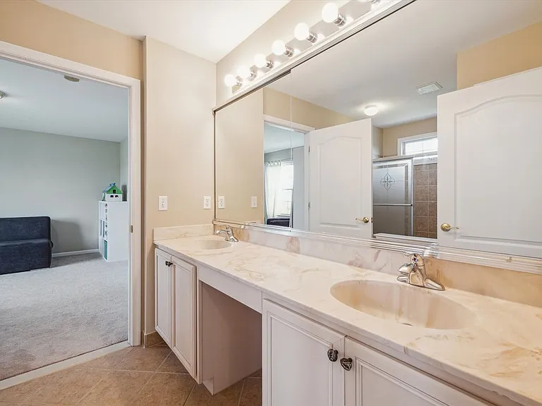 24323 Bellingham Dr — Photo 5