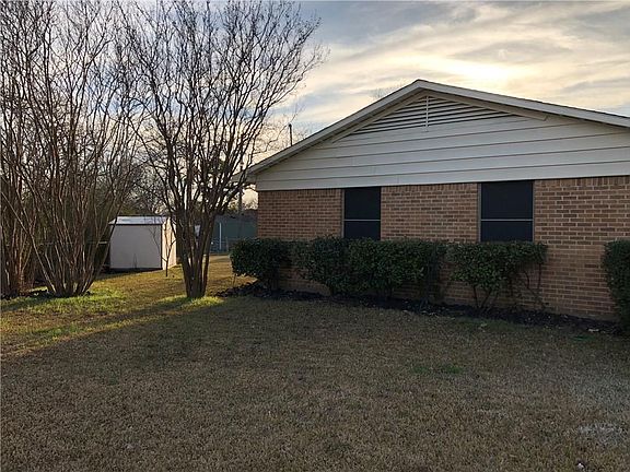 3rd image of 2416 Vickie Dr