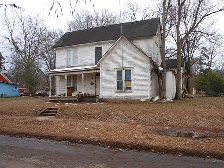 1st image of 215 Pecan St