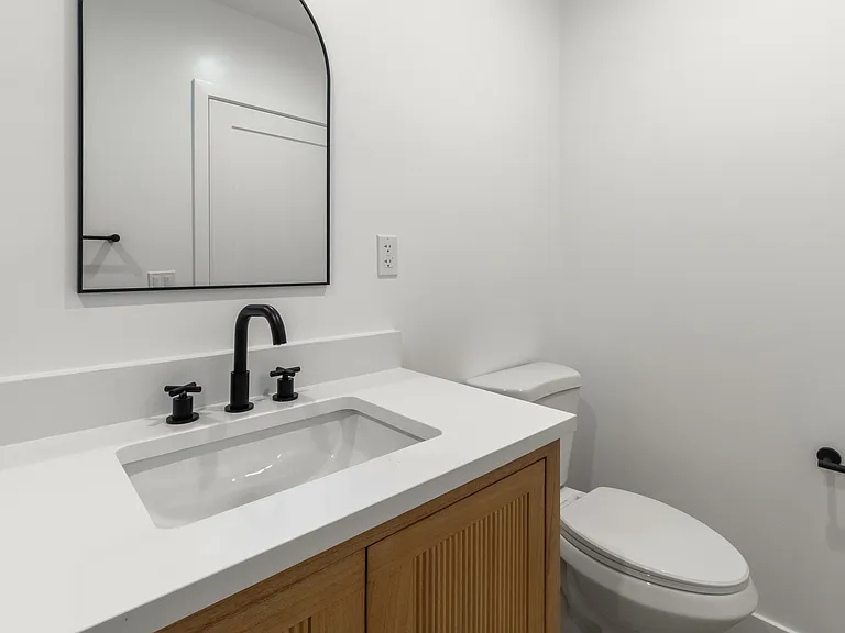 1827 E 4th St #18 — Photo 12