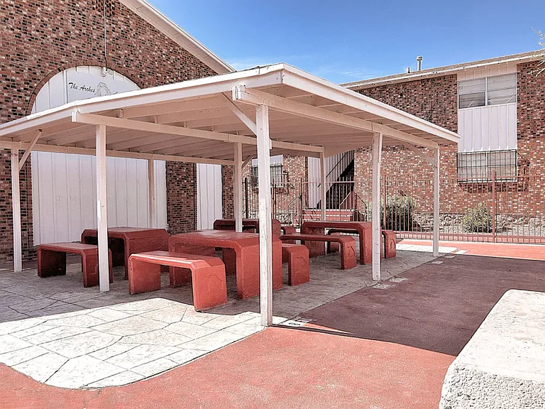 The Arches Apartments — Photo 14