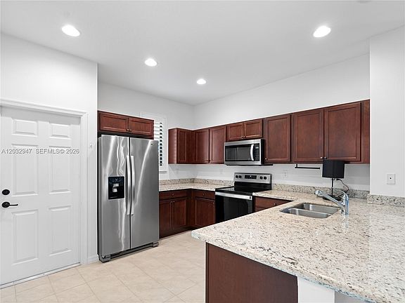 5th image of 5028 Arancia Ln