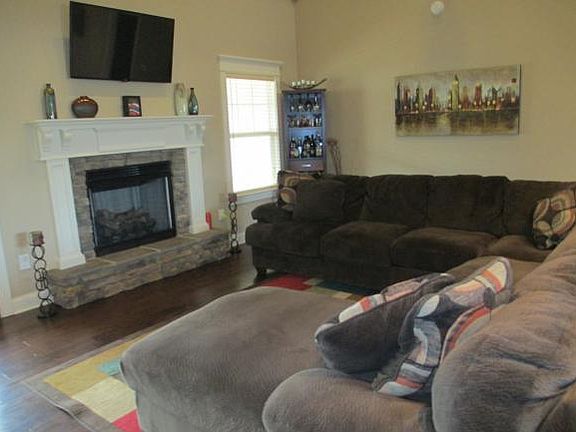 4th image of 806 Glen Oaks Ct