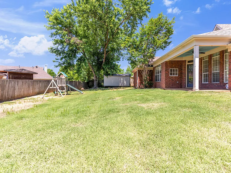 3933 Oak Forest Dr — Photo 29