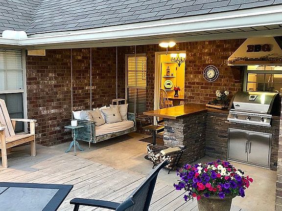 3rd image of 612 Oak Park Cir