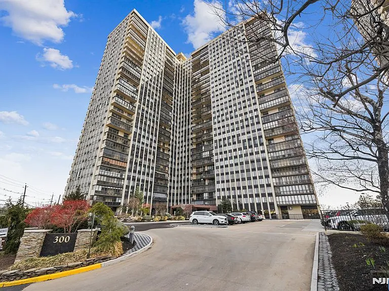 300 Winston Dr #2020 — Photo 1
