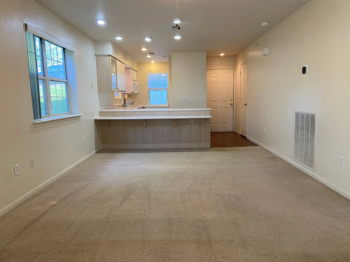 Building Photo - 575 Valley View Dr #H-102