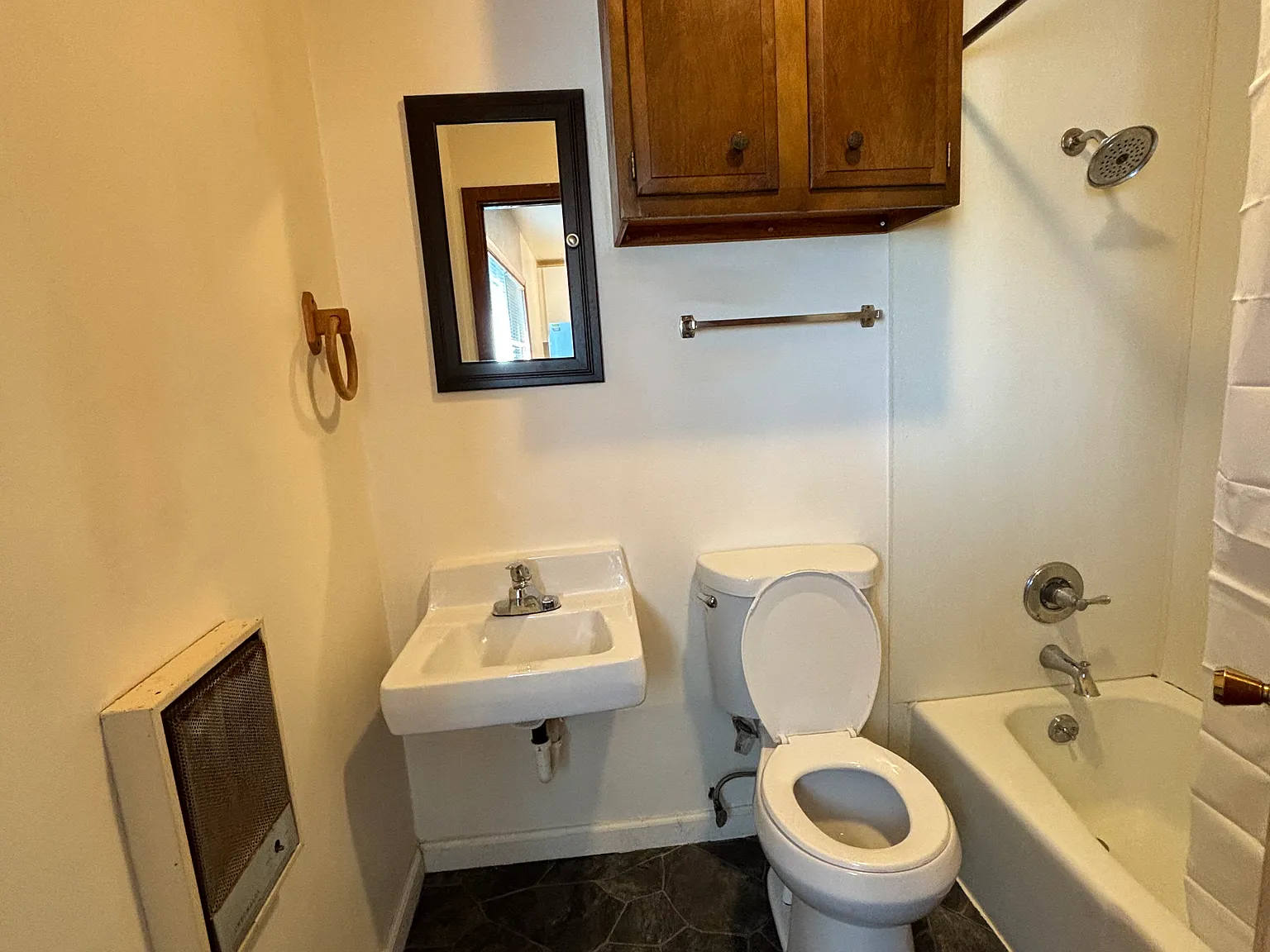 Studio, 300 sqft, $500 — Photo 3