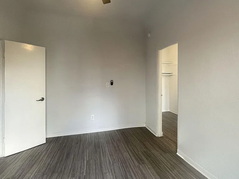 Alex Court Apartments — Photo 27