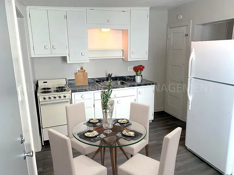 817 W 11th St #1 — Photo 8