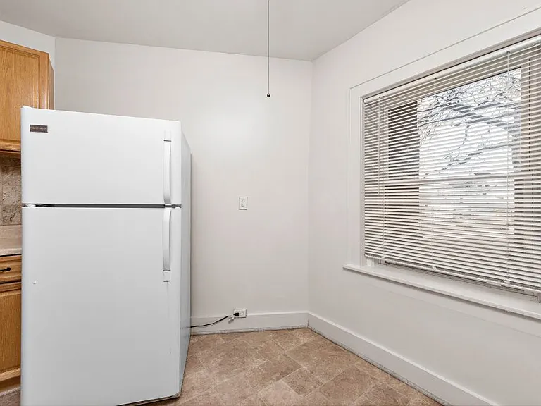2732 Charlotte St — Photo 10