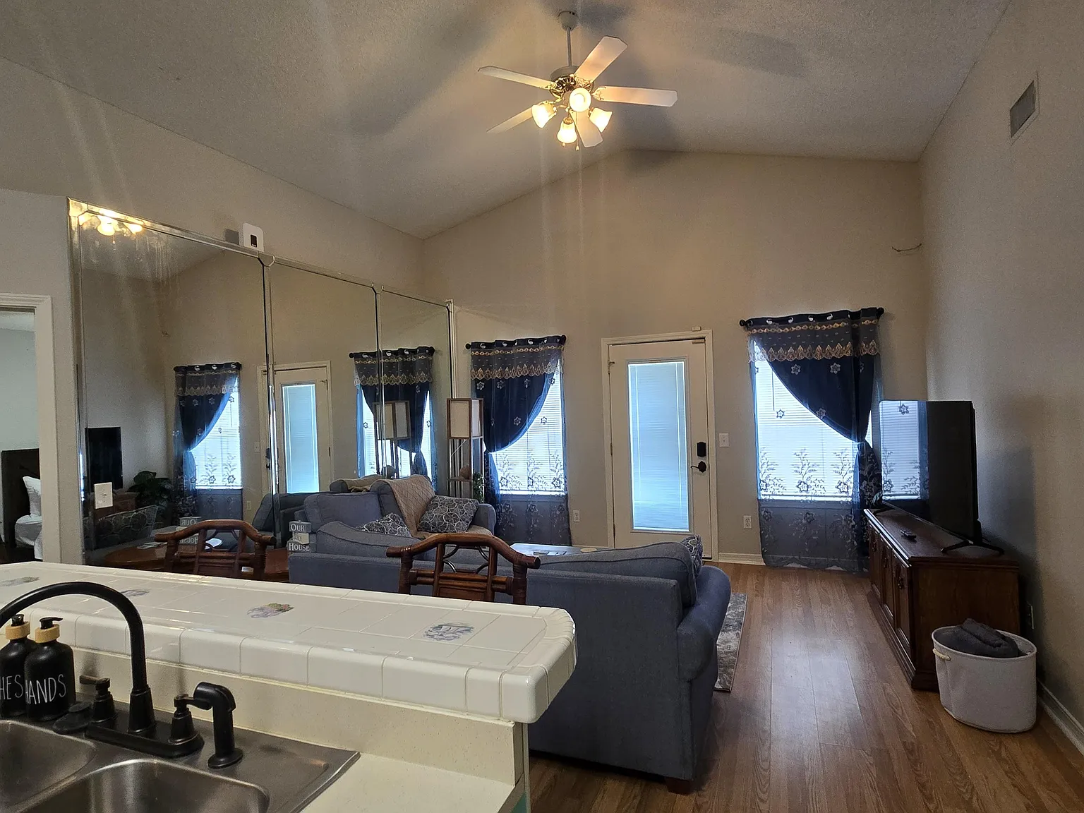 3 bed, 1482 sqft, $2,600 — Photo 4