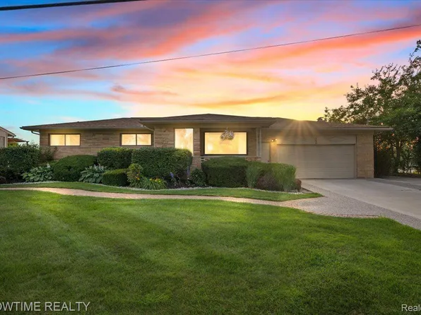 2906 Shawnee Ln, Waterford, MI 48329