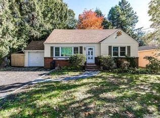 16 Michael Ln, Huntington Station, NY 11746