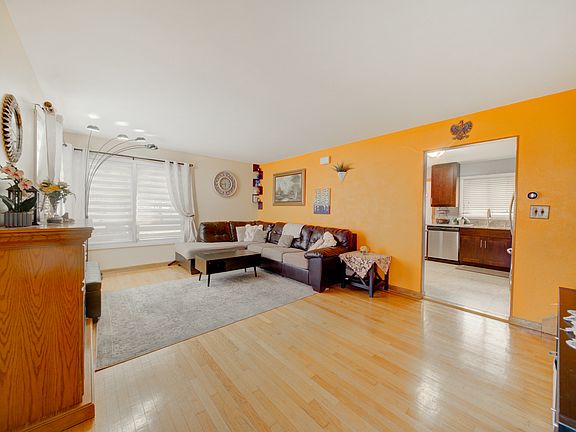 5th image of 513 W Willow Gln