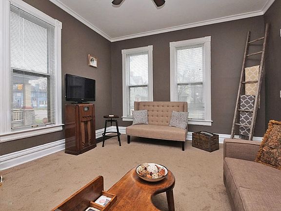 4th image of 210 W Vine St