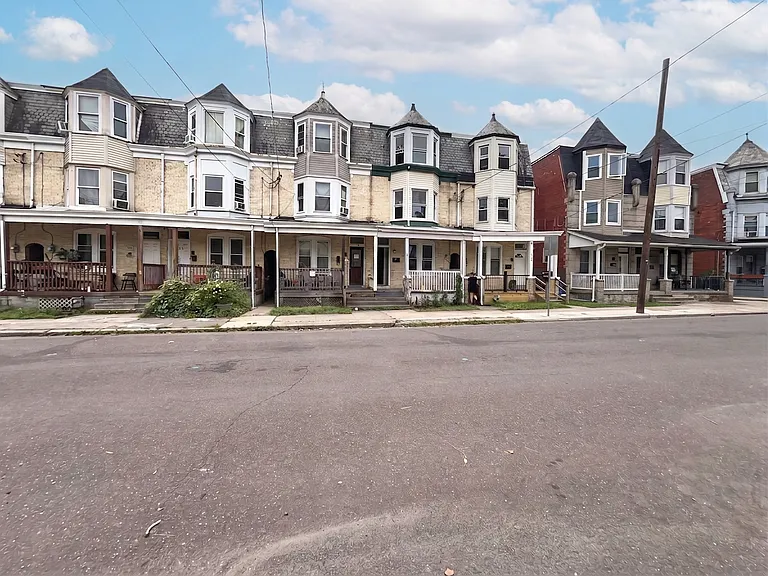 334 Oak St — Photo 1
