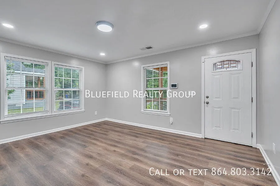 $2,150/Month Beautiful 3 Bedroom, 2 Bathroom Home Near Downtown Greenville! — Photo 4
