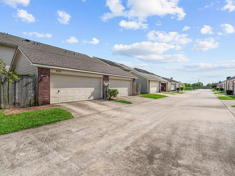 2131 Kemah Village Dr — Photo 36