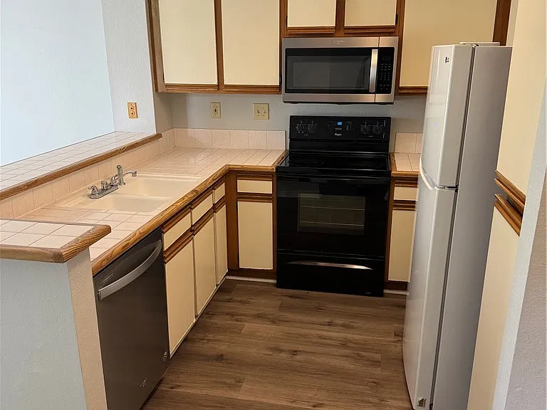 69 Stanford Ct — Photo 6