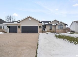 973 17th Ave, Silvis, IL 61282