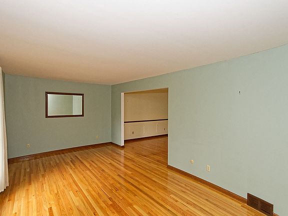 5th image of 2121 Orchard Park Dr