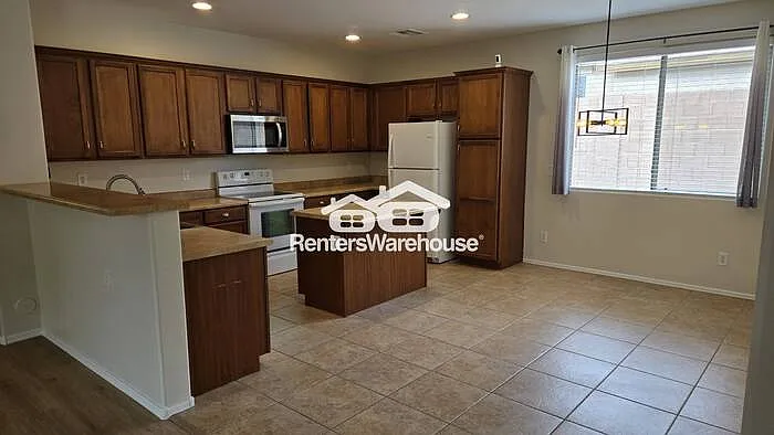 9609 N 181st Ln — Photo 4
