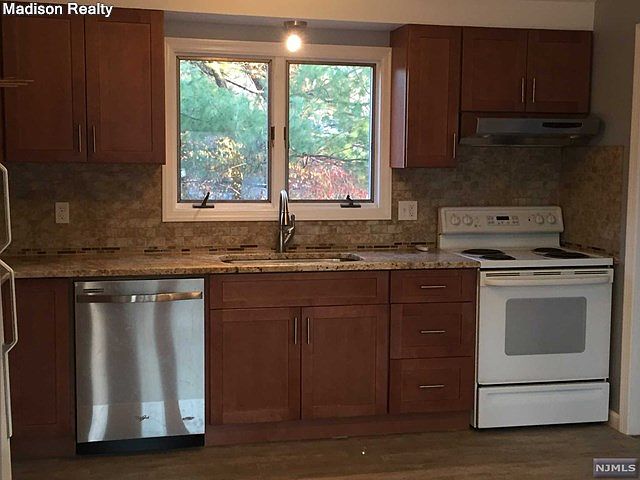 2nd image of 195 Lawson Pl