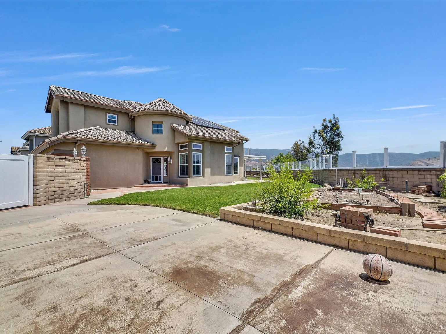 4 bed, 2.5 bath, 2314 sqft, $5,700 — Photo 4