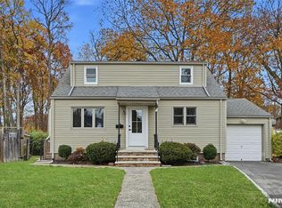 20 Dojean Ct, Bergenfield, NJ 07621