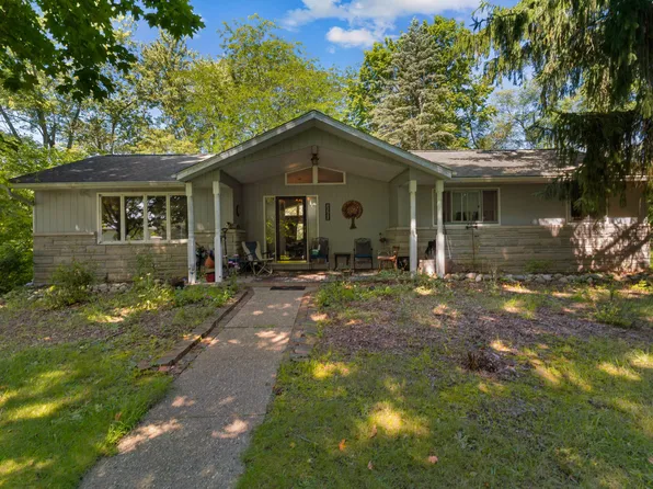 1560 S Hillsdale Rd, Hillsdale, MI 49242