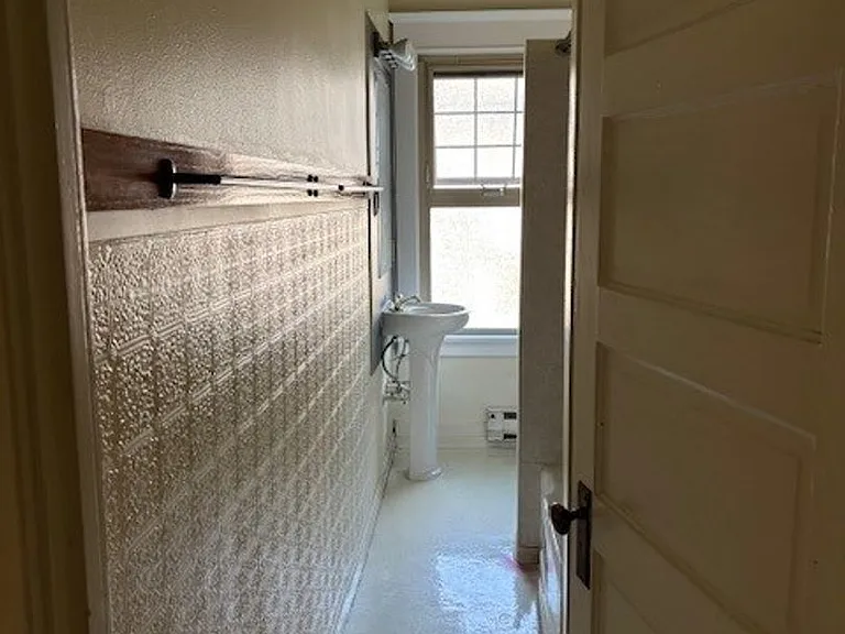 Del Roy Apartments — Photo 11