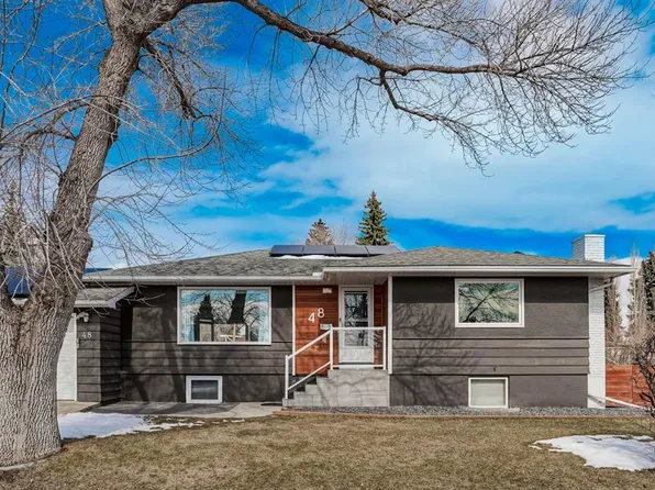 48 SW Carnarvon Way NW, Calgary, AB T2K 1W4