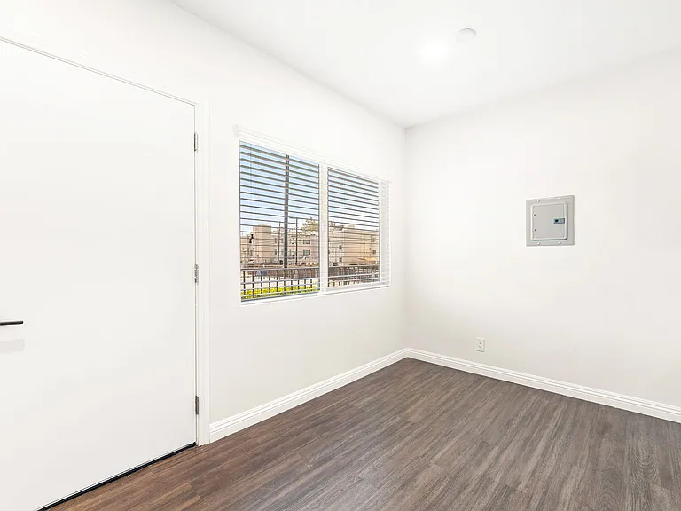 710 W 27th Street — Photo 3