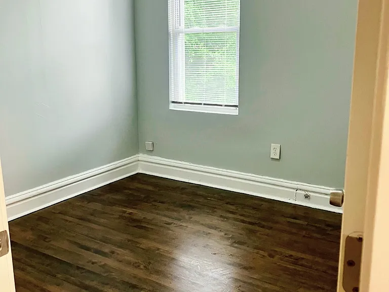 1633 N Artesian Ave #2R — Photo 4