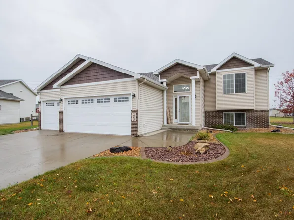 1962 Burlington Dr, West Fargo, ND 58078