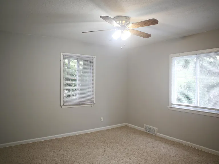 8725 Sleepy Hollow Rd — Photo 8