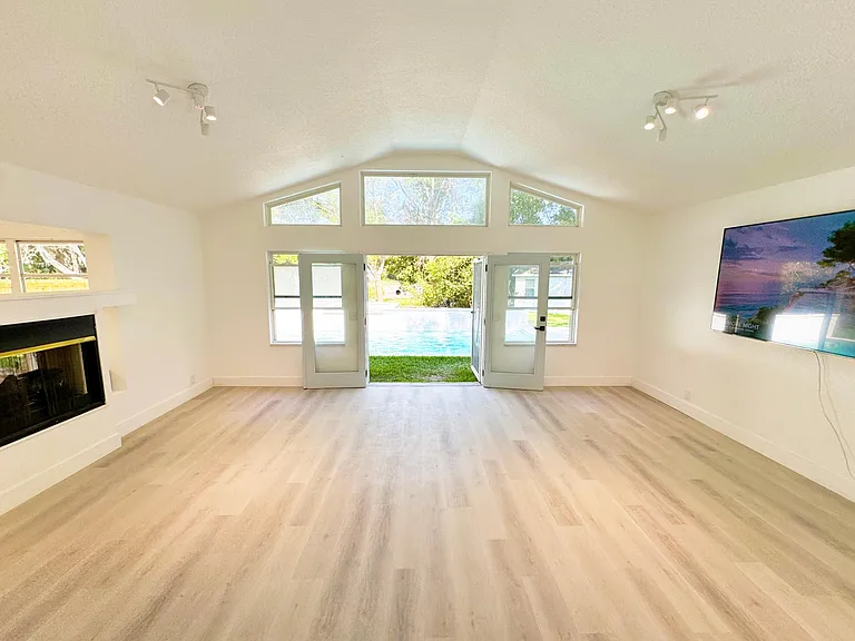 101 S Corona Ave — Photo 11