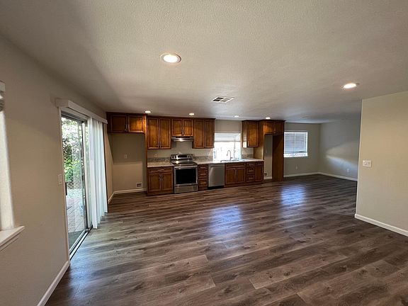 3rd image of 1004 Linier Ct