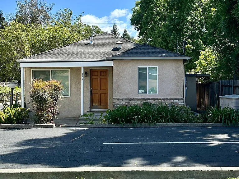 435 Branch St — Photo 1
