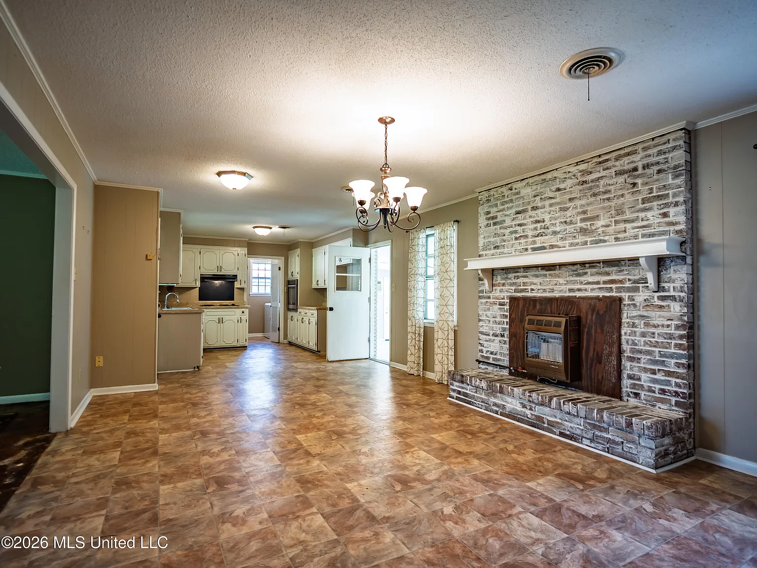 3 bed, 2.0 bath, 2201 sqft, $1,700 — Photo 3