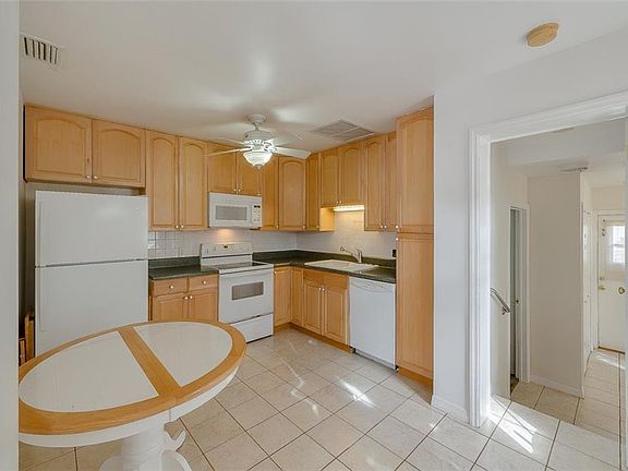 4th image of 1600 Crestwood Dr