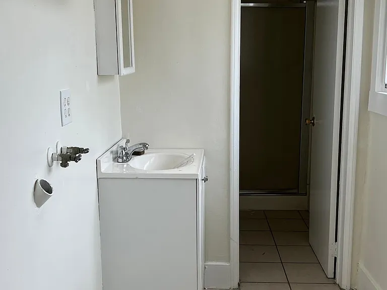 1116 Irving Ave — Photo 4